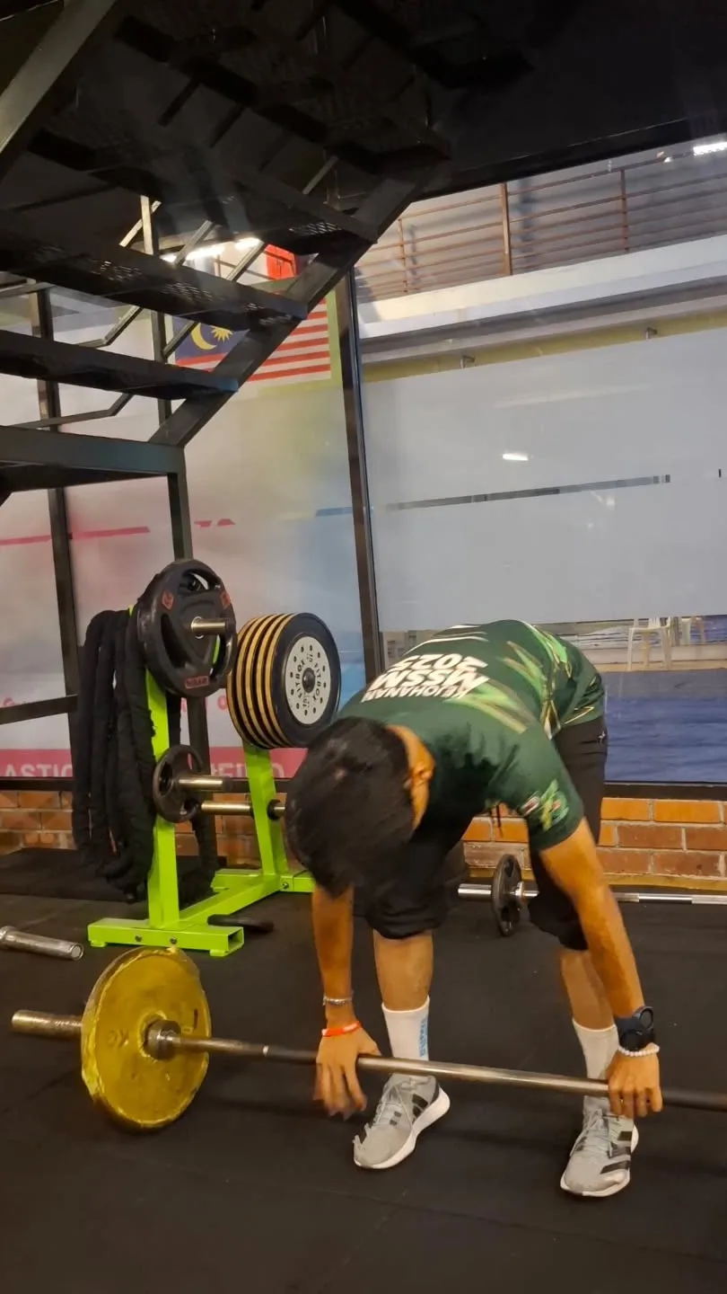 Strength work in the gym, lifting from the floor