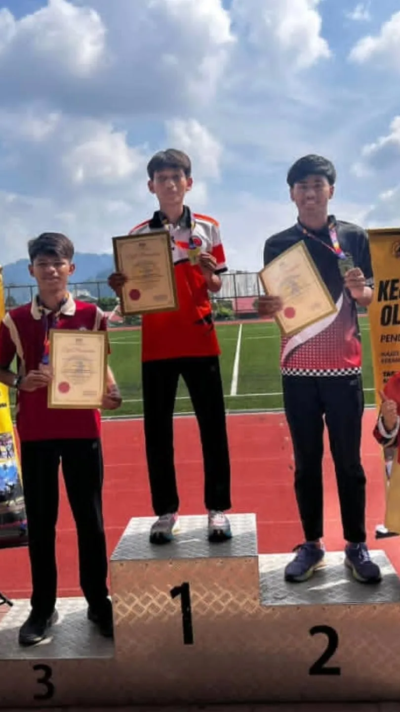 Three athletes standing on the podium with their certificates
